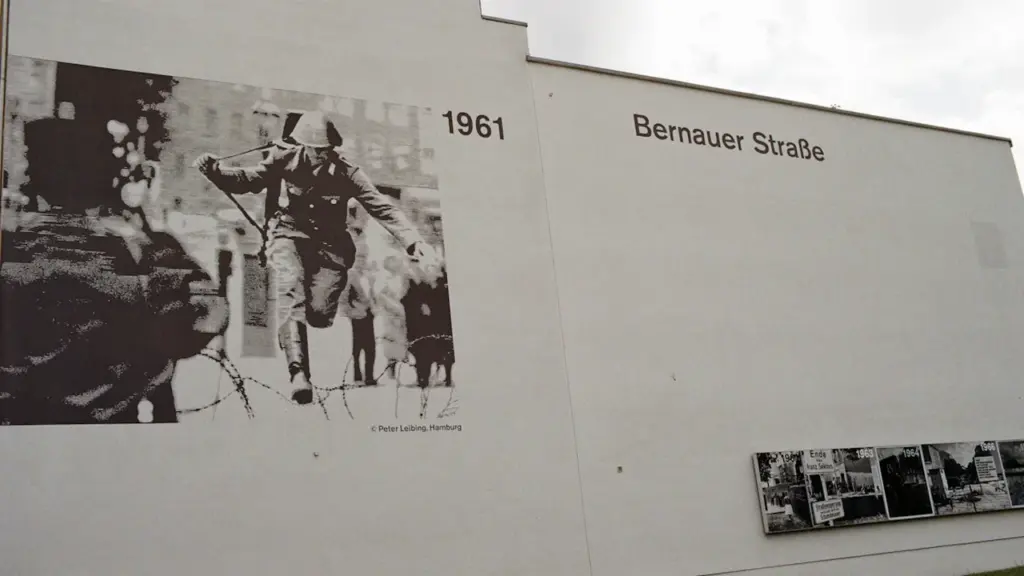 Gedenkwand an der Bernauer Straße erinnert mit historischem Foto an den Mauerbau 1961.