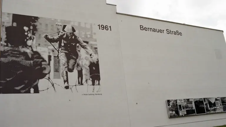 Gedenkwand an der Bernauer Straße erinnert mit historischem Foto an den Mauerbau 1961.