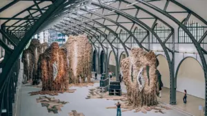 Großformatige, abstrakte Kunstwerke in einer lichtdurchfluteten, industriellen Museumshalle in Duisburg.