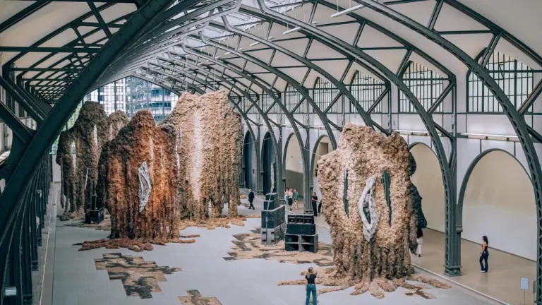 Großformatige, abstrakte Kunstwerke in einer lichtdurchfluteten, industriellen Museumshalle in Duisburg.