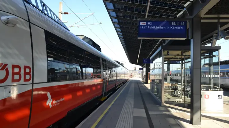 Moderner Regionalzug an einem Bahnsteig in einem europäischen Bahnhof