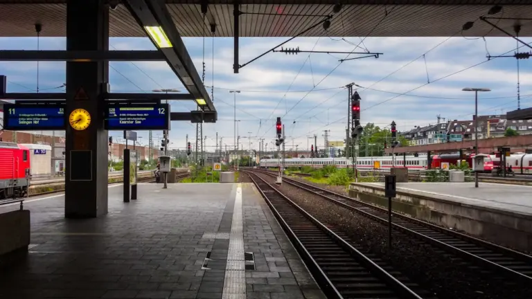 Bahnverkehr am Montag: Verbindung vor Abfahrt live prüfen