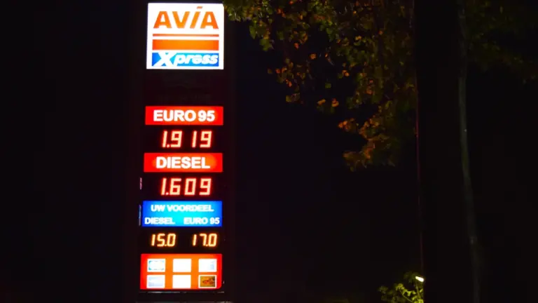 Digitales Preisschild einer Avia-Tankstelle bei Nacht zeigt Benzin- und Dieselpreise deutlich an.