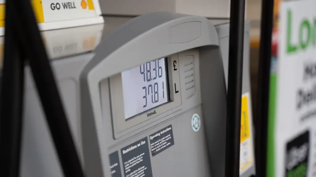 Nahaufnahme einer Zapfsäule an einer Tankstelle mit digitaler Preisanzeige für Autofahrer.