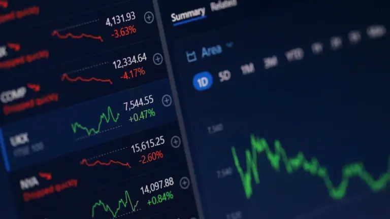 Börsenkurse und Finanzdaten auf einem Bildschirm zur Analyse der aktuellen Marktlage.