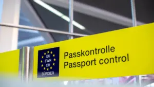 Schild für die Passkontrolle an einem Flughafen mit EU-Bürger Kennzeichnung.