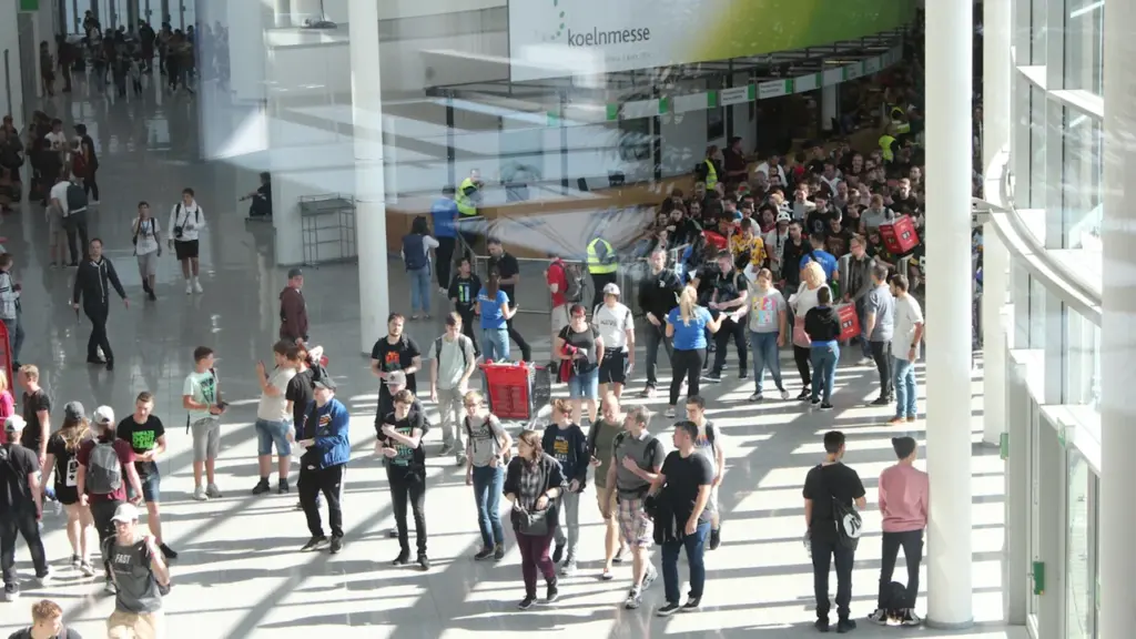 Besucher strömen in die Messehallen zur Gamescom in Köln.