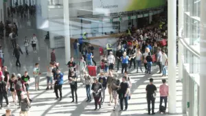 Besucher strömen in die Messehallen zur Gamescom in Köln.