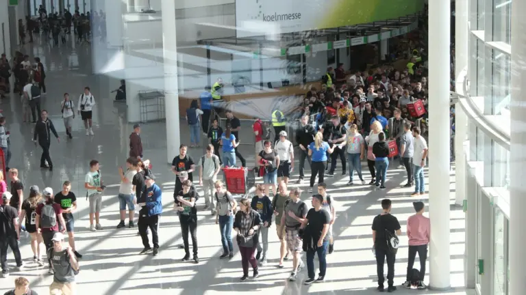 Besucher strömen in die Messehallen zur Gamescom in Köln.
