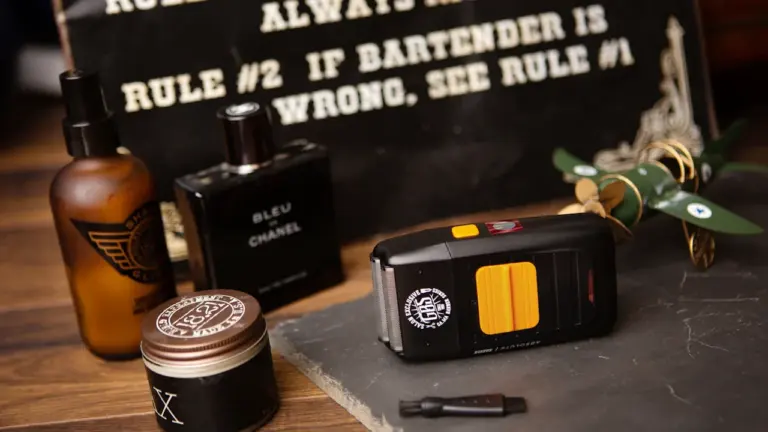 Ein Tisch mit Pflegeprodukten und einem Barberschild vor der Gamescom-Reise.