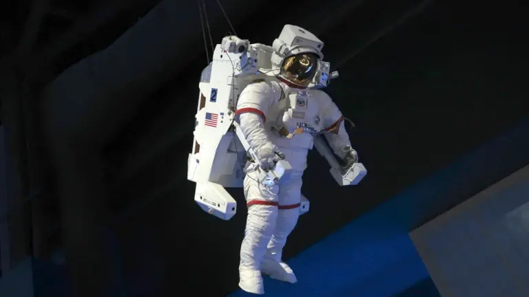 Ein echter NASA-Raumanzug schwebt in einer Ausstellungshalle und ist detailliert zu betrachten.