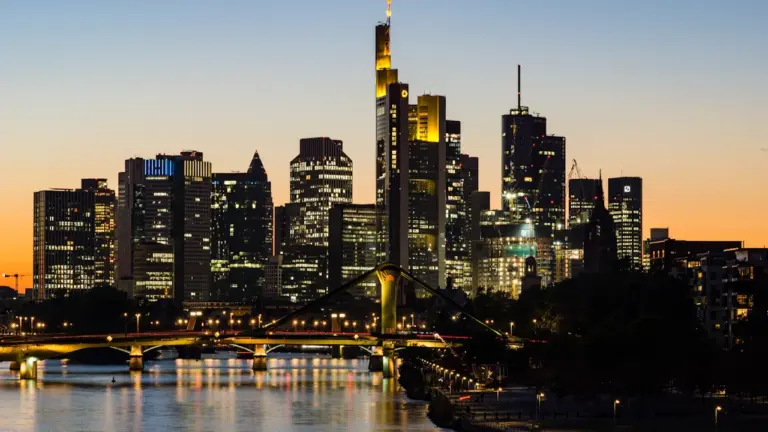 Die Skyline von Frankfurt am Main bei blauem Himmel und Sonnenschein.