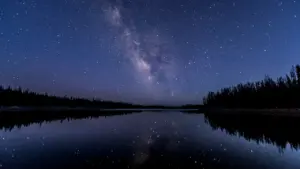 Sternenhimmel über einem ruhigen Bergsee in einer klaren Sommernacht zur Beobachtung der Perseiden.