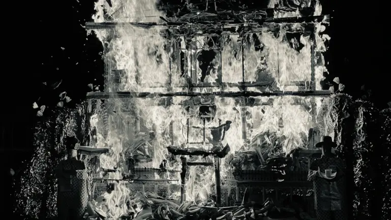 Ein dramatischer Holzschnitt zeigt ein brennendes Gebäude in bedrohlicher, expressionistischer Darstellung.