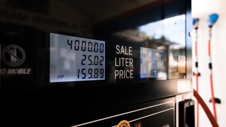 Nahaufnahme einer digitalen Zapfsäulenanzeige an einer modernen Tankstelle mit Kraftstoffpreisen.