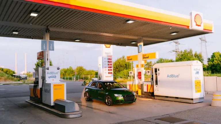 Grünes Auto beim Tanken an einer Shell-Tankstelle in Neckarsulm, Deutschland.