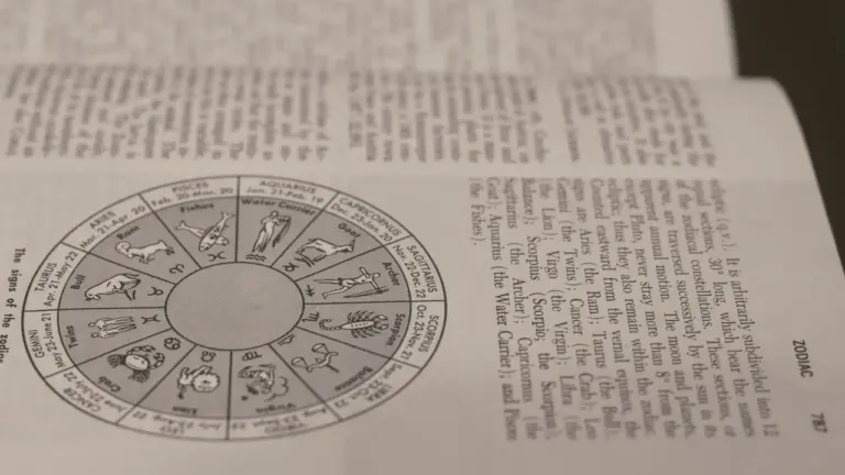 Eine aufgeschlagene Seite in einem Buch über Tierkreiszeichen und Astrologie.