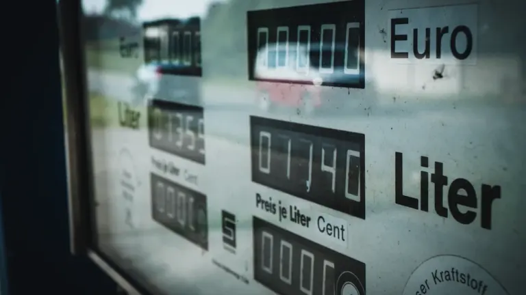 Digitale Zapfsäulenanzeige an einer Tankstelle in Düsseldorf, Deutschland mit Euro-Preisen.