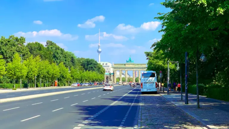 Blick auf das Brandenburger Tor und die Straße an einem sonnigen Sommertag in Berlin.