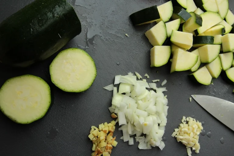 Zucchini-Pfanne mit Kirschtomaten und Feta: schnell im August
