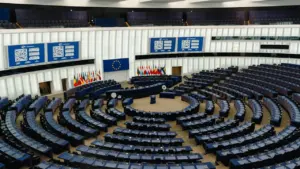 Moderner Plenarsaal mit gestufter Bestuhlung, symbolisch für die politische Arbeit im Bundestag.