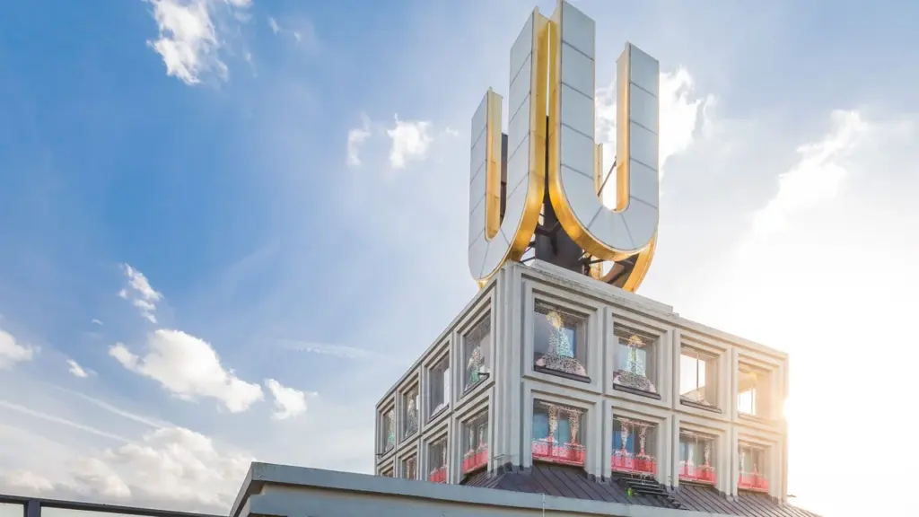 Das Dortmunder U mit seinem ikonischen, leuchtenden U-Logo vor einem strahlend blauen Sommerhimmel.