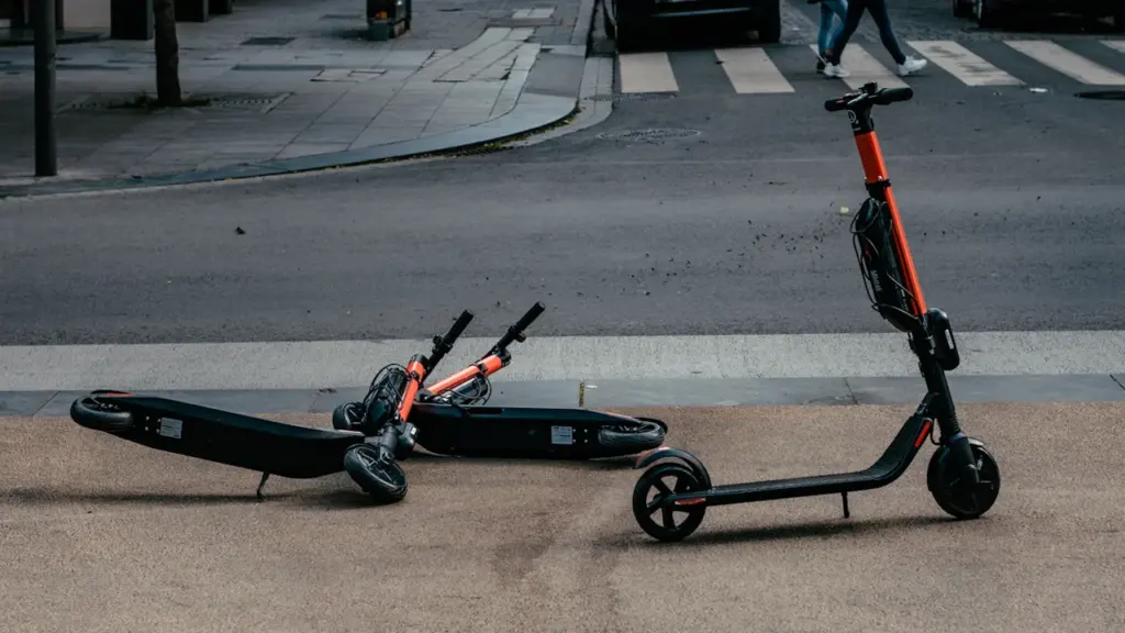 Elektrische Tretroller auf einem Bürgersteig in einer europäischen Innenstadt abgestellt.