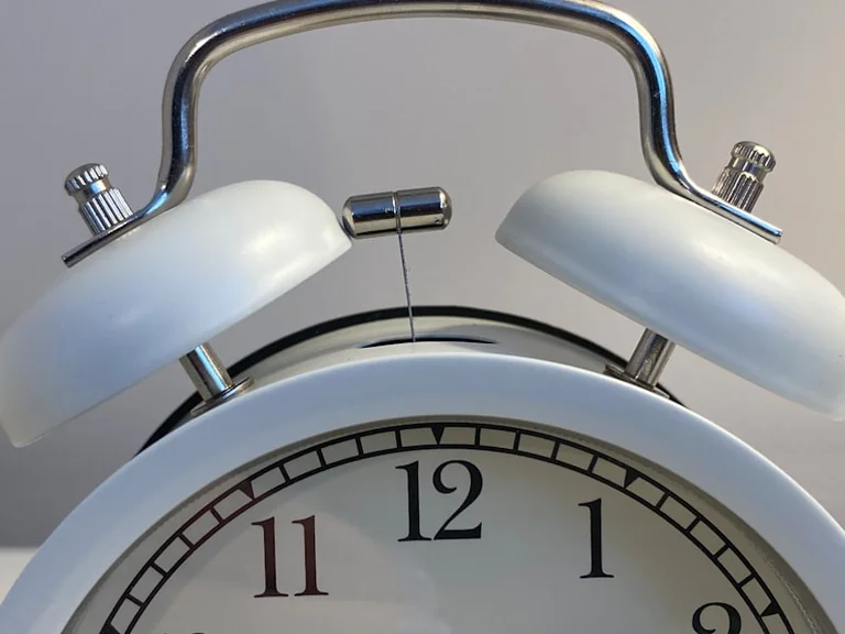 Feste Aufstehzeit: 14-Tage-Routine für ruhigere Werktage