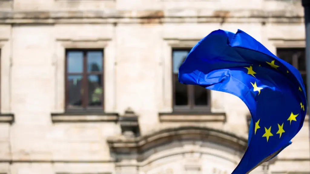Die Europäische Flagge weht stolz vor einem klassischen, repräsentativen Gebäude in Deutschland.