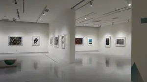Moderne Kunstgalerie mit hellen Wänden und zahlreichen gerahmten Bildern in Paderborn.