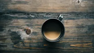 Eine Tasse Kaffee auf einem Tisch, symbolisch für den täglichen Koffeinkonsum.