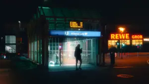 Eine nächtliche U-Bahn-Station mit Passagier, ideal für Mülheimer Nahverkehrsthemen und öffentliche Beteiligung.