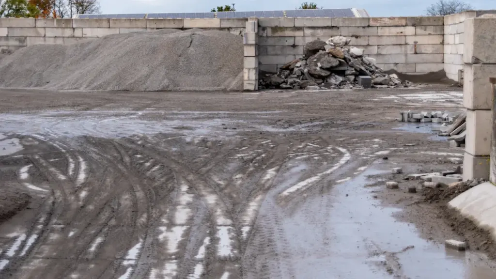 Ein Recyclinghof in der Region Coesfeld mit Schotter und Bauschutt-Haufen auf dem Gelände.