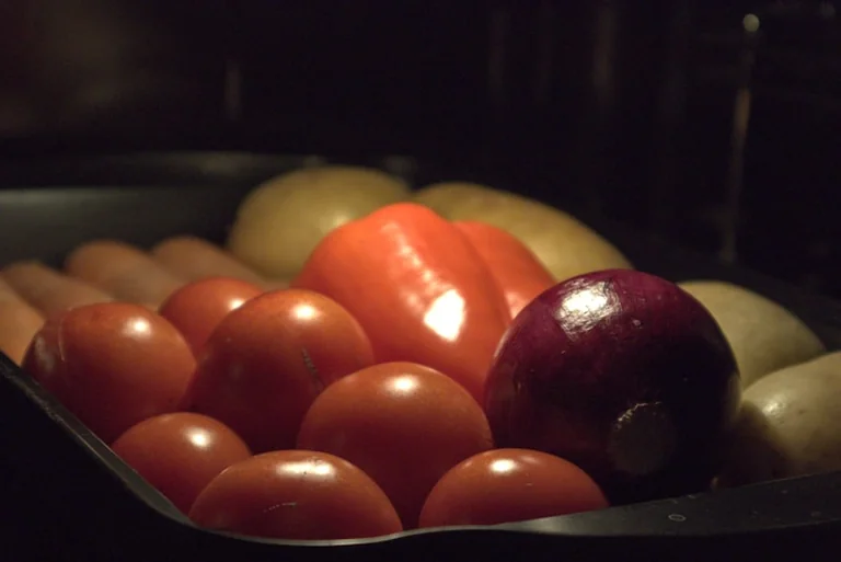 Ofentomaten mit weißen Bohnen: Abendessen vom Blech