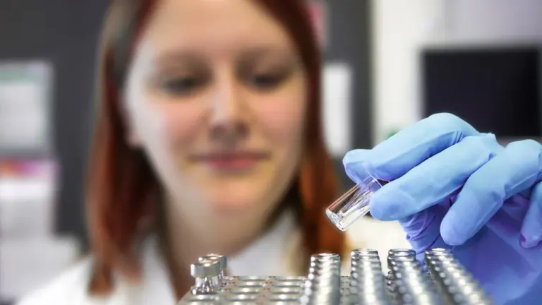 Eine Wissenschaftlerin in einem Labor untersucht Proben für eine naturwissenschaftliche Ausstellung in Deutschland.