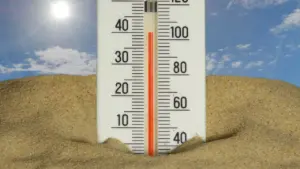Ein Thermometer zeigt bei strahlendem Sonnenschein sehr hohe Temperaturen in Deutschland an.