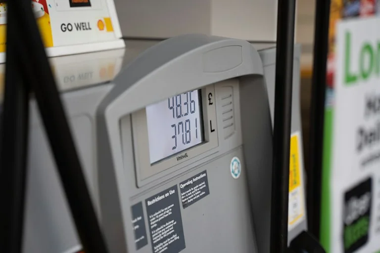 Spritpreise vergleichen: Wann sich der Weg zur günstigeren Tankstelle lohnt