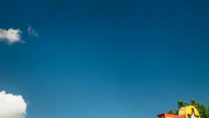 Ein großes Stern-Schild vor einem weiten, klaren blauen Himmel bei Tag.