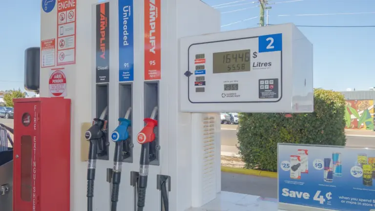 Moderne Zapfsäule mit digitalen Anzeigen für Kraftstoffpreise und Liter an einer Tankstelle.