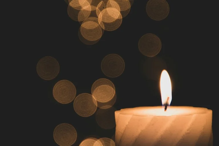 Träume von Verstorbenen: Trauer, Erinnerung und Rituale