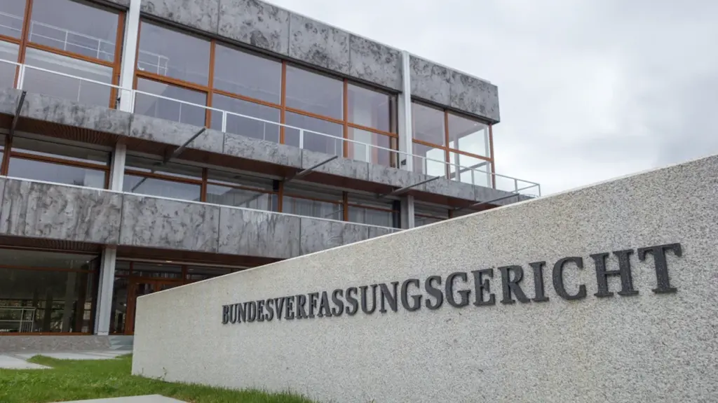 Das Gebäude des Bundesverfassungsgerichts in Karlsruhe an einem bewölkten Tag im Sommer.