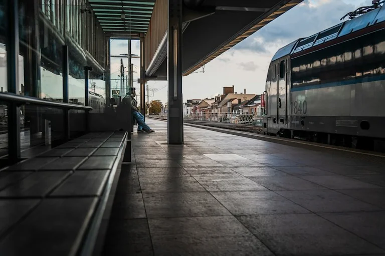 Zug im Traum verpasst: Was Zeitdruck und Übergänge spiegeln