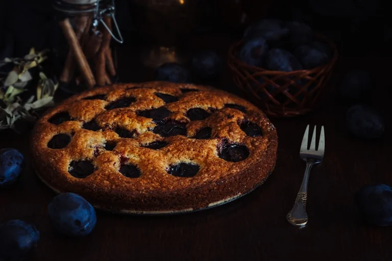 Zwetschgenkuchen vom Blech: So bleibt der Hefeboden saftig