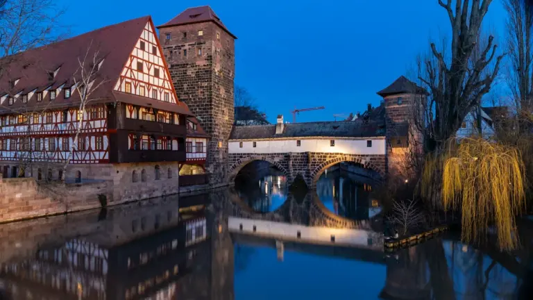 Blaue Nacht in Nürnberg: Lichtkunst zieht 2027 zur Lorenzkirche