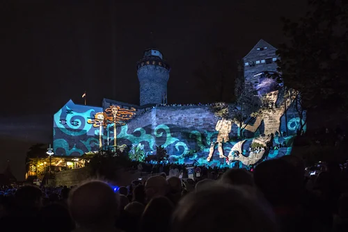 Blaue Nacht in Nürnberg: Lichtkunst zieht 2027 zur Lorenzkirche