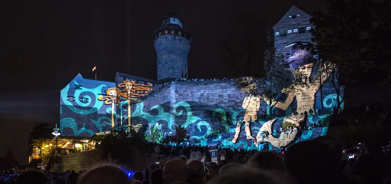 Blaue Nacht in Nürnberg: Lichtkunst zieht 2027 zur Lorenzkirche
