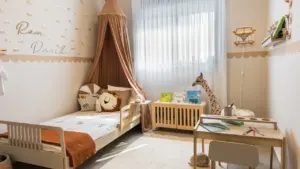 Ein gemütlich eingerichtetes Kinderzimmer mit Bett, Schreibtisch und stilvoller Dekoration in warmen Farbtönen.